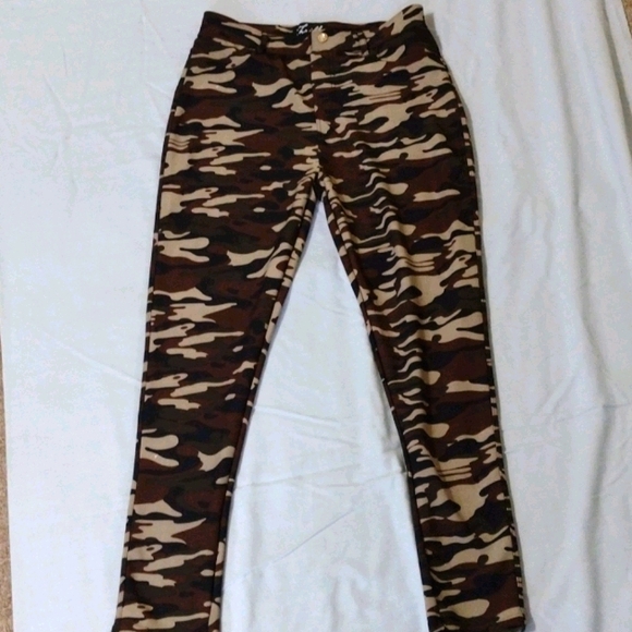Thrill Pants - Camo pull on pants